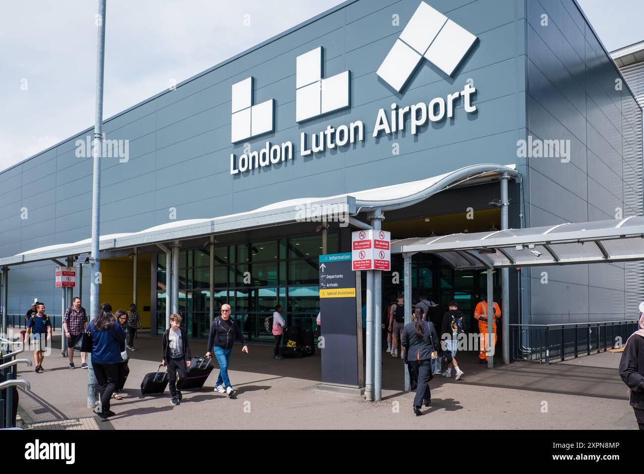 Londres, Royaume-Uni - 26 juillet 2024 : vue extérieure de l'aéroport de Luton. London Luton Airport (LTN) est un aéroport international situé à Luton, Bedfordshire, en Angleterre Banque D'Images