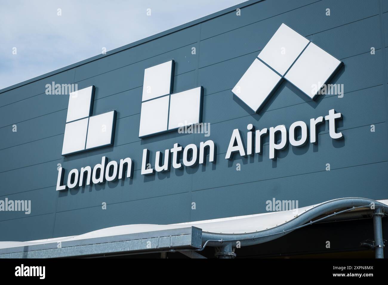 Londres, Royaume-Uni - 26 juillet 2024 : vue extérieure de l'aéroport de Luton. London Luton Airport (LTN) est un aéroport international situé à Luton, Bedfordshire, en Angleterre Banque D'Images