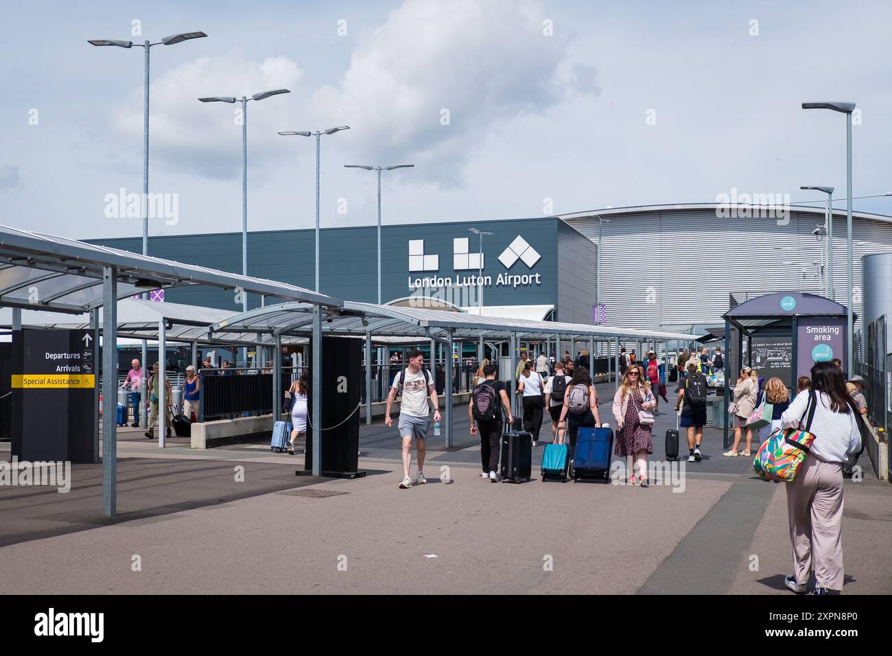 Londres, Royaume-Uni - 26 juillet 2024 : vue extérieure de l'aéroport de Luton. London Luton Airport (LTN) est un aéroport international situé à Luton, Bedfordshire, en Angleterre Banque D'Images