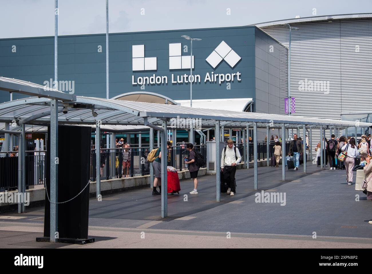 Londres, Royaume-Uni - 26 juillet 2024 : vue extérieure de l'aéroport de Luton. London Luton Airport (LTN) est un aéroport international situé à Luton, Bedfordshire, en Angleterre Banque D'Images