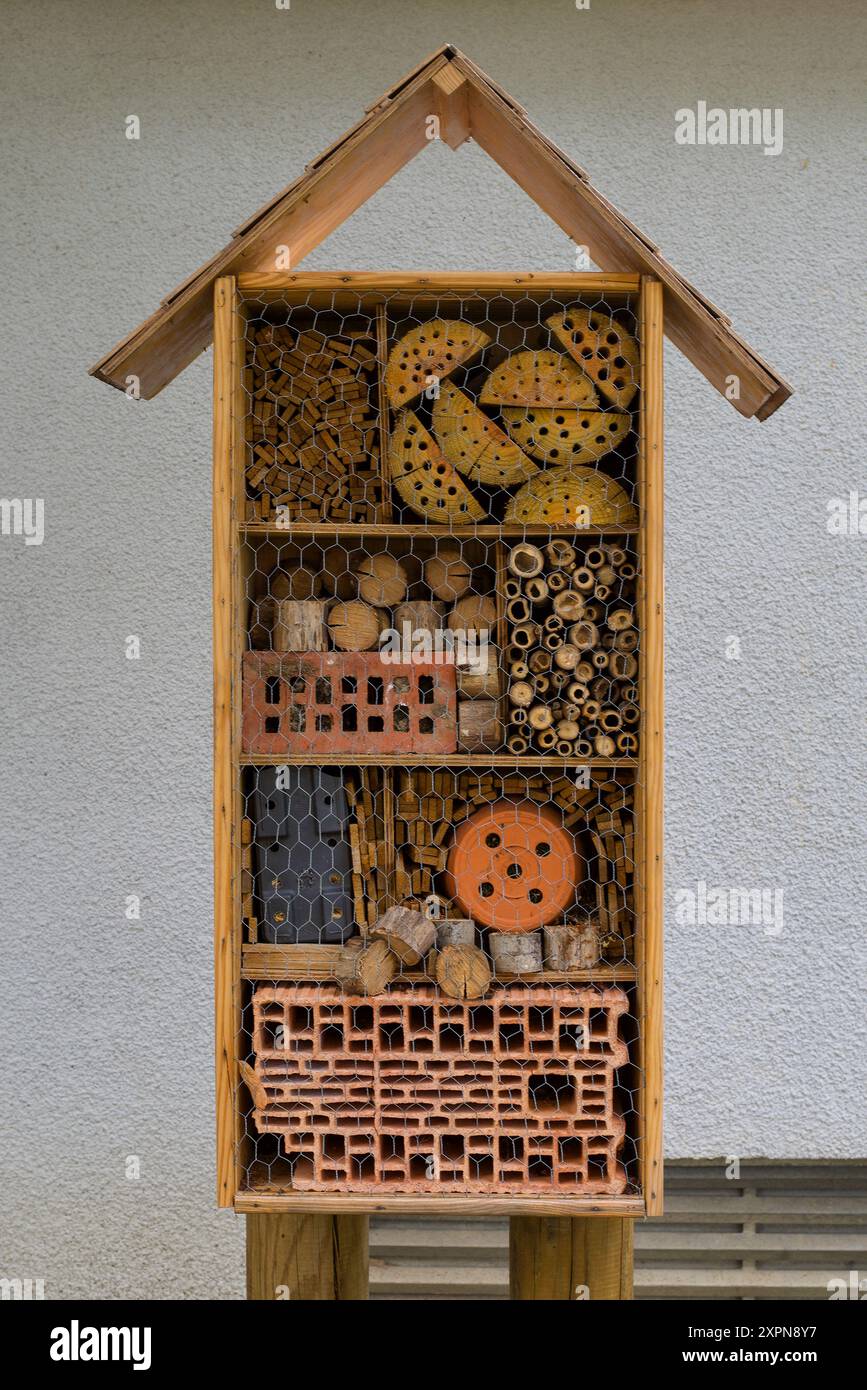 Un hôtel à insectes, un hôtel à insectes ou une maison à insectes Banque D'Images