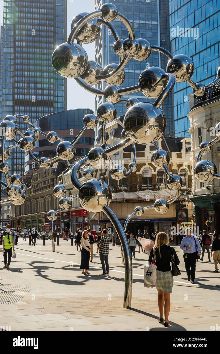 Londres, Royaume-Uni. 7 août 2024. Yayoi Kusama, accumulation infinie, 2024. Station Liverpool Street (ligne Elizabeth). Commandé dans le cadre du Crossrail Art Programme, 2017 et soutenu par transport for London (TfL), British Land et City of London Corporation. Il s'agit de la première œuvre d'art publique permanente de l'artiste au Royaume-Uni et de sa plus grande sculpture publique au monde. Crédit : Guy Bell/Alamy Live News Banque D'Images