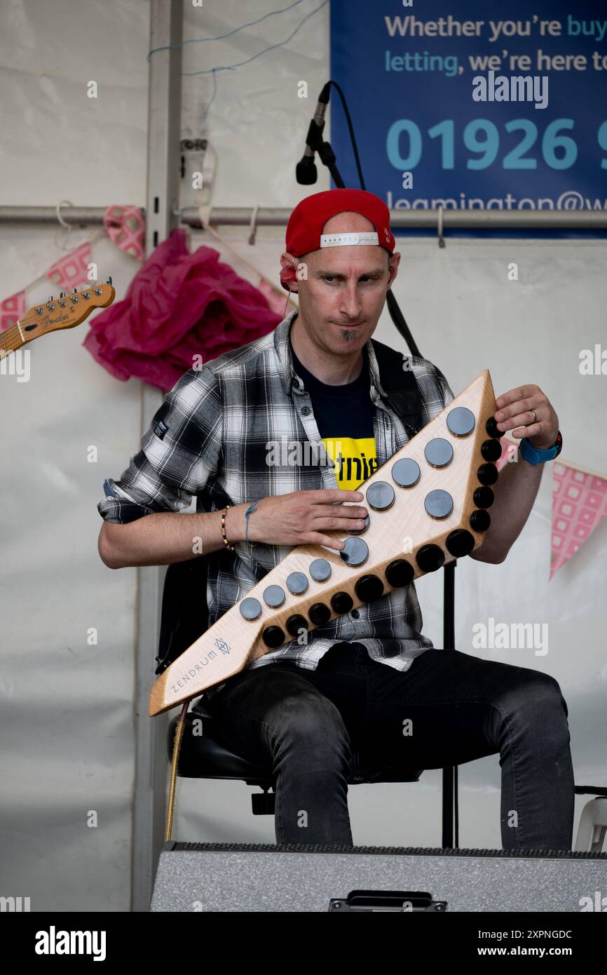 Un musicien jouant un Zendrum EXP. Banque D'Images