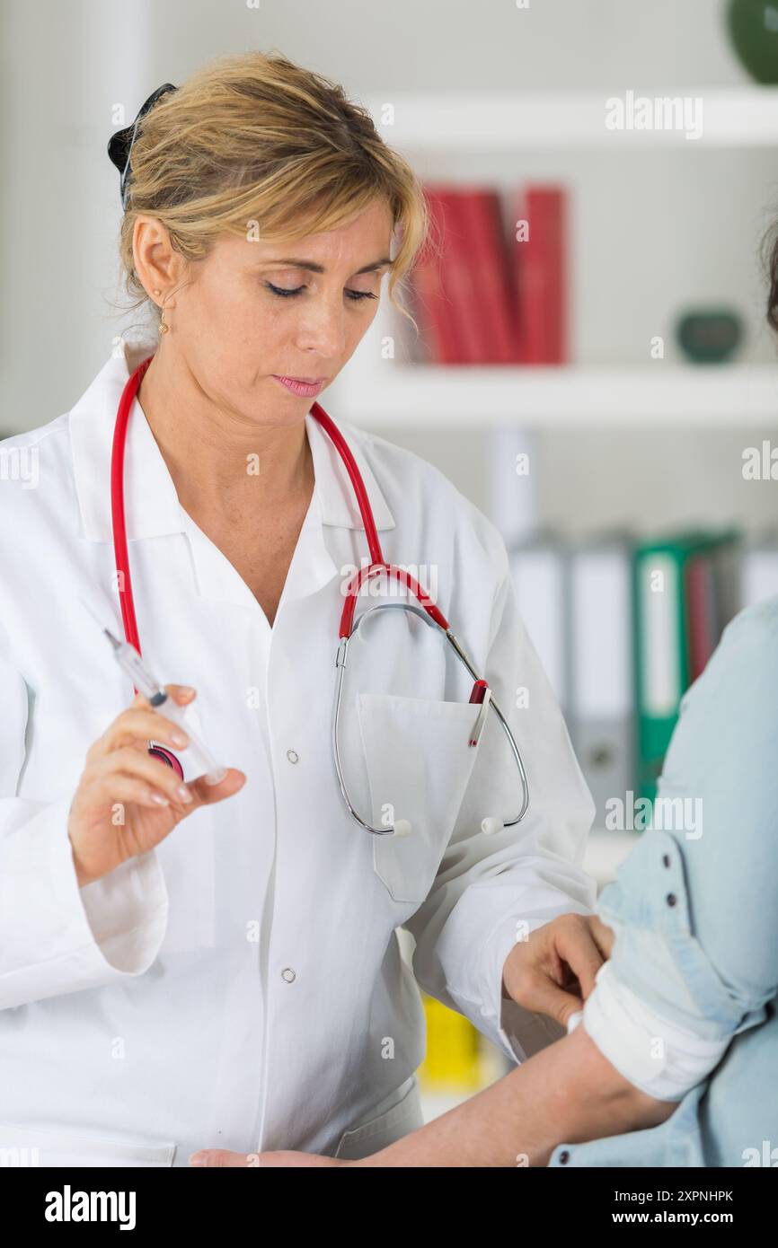 médecin prêt à injecter le bras des patients Banque D'Images