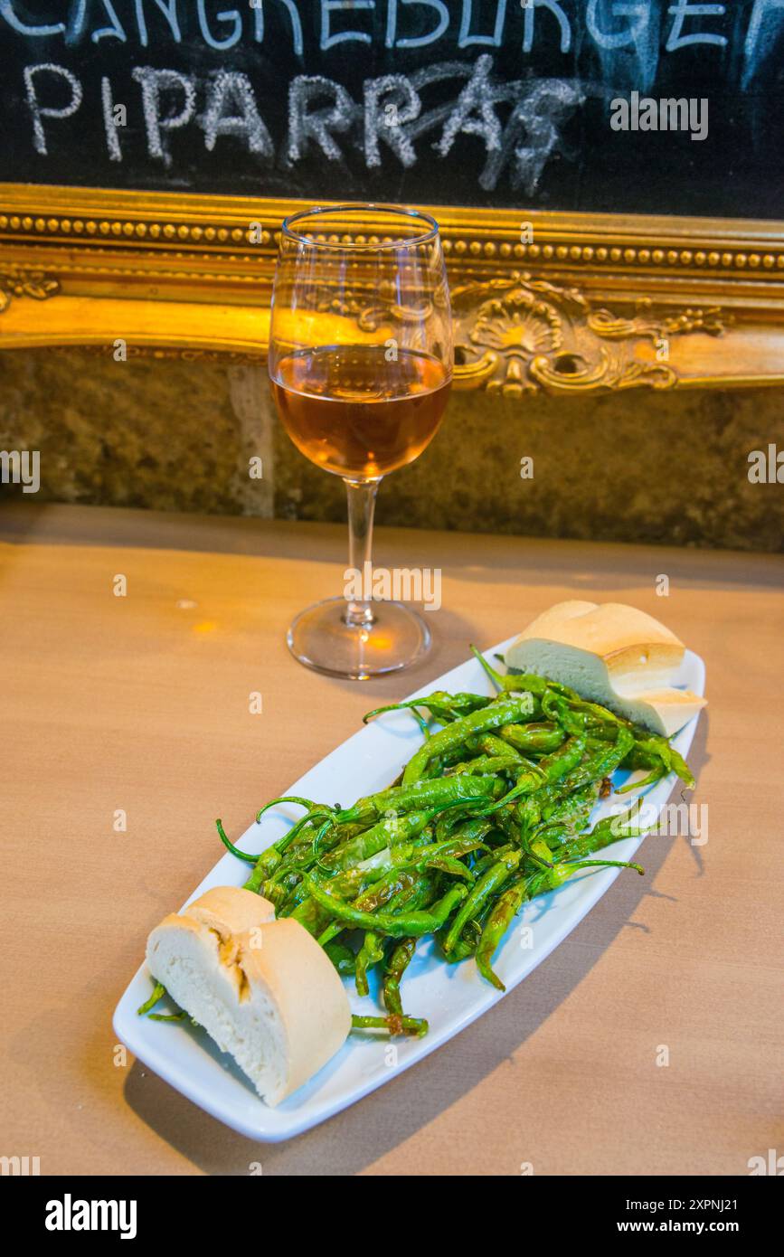 Piparras et verre de vin rose.Logroño, Espagne. Banque D'Images