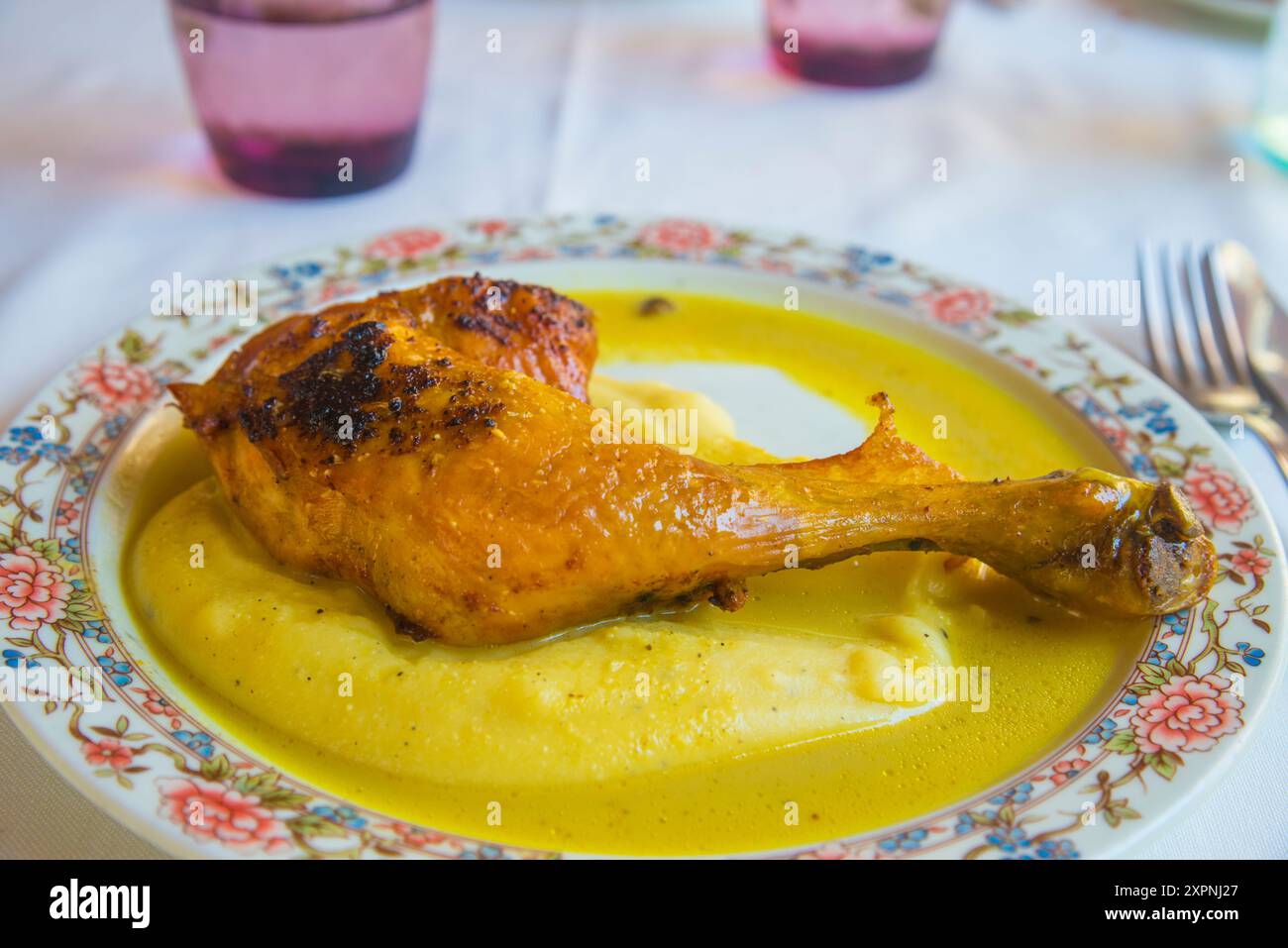 Rôti de poulet avec purée de pommes de terre et sauce au curry. Banque D'Images