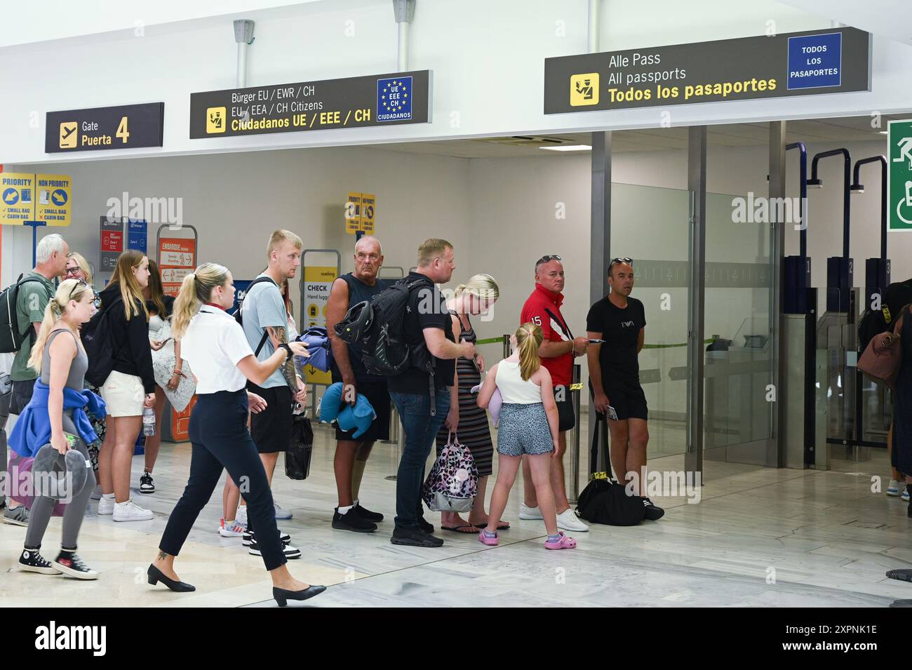 Touristes britanniques faisant la queue après le Brexit dans la ligne de passeport non UE à Passport Control - aéroport de Lanzarote Banque D'Images