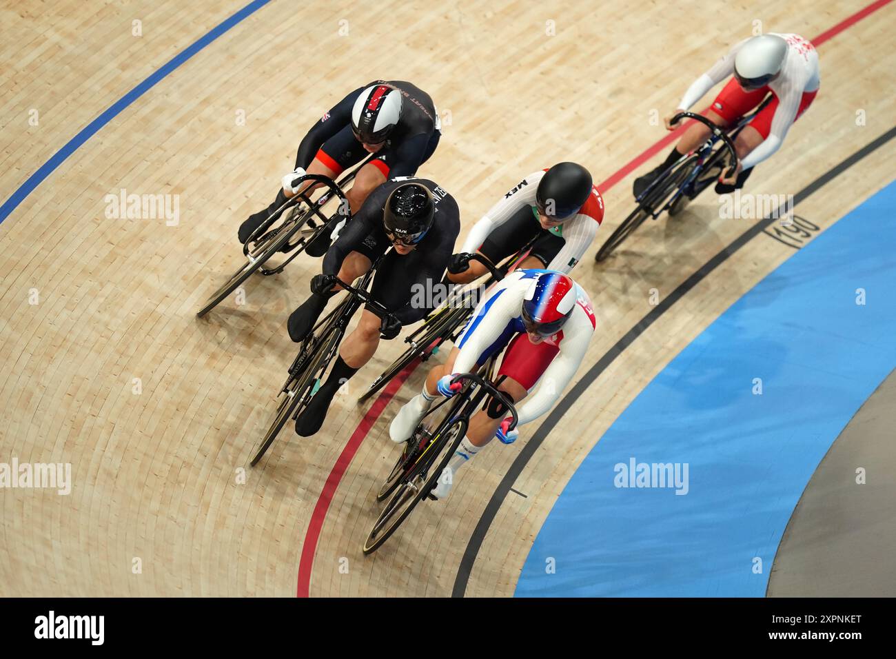 (G-d) la Grande-Bretagne Katy marchant, la Nouvelle-Zélande Ellesse Andrews et la française Mathilde gros lors des manches Keirin féminines au vélodrome national de Saint-Quentin-en-Yvelines, lors de la douzième journée des Jeux Olympiques de Paris 2024 en France. Date de la photo : mercredi 7 août 2024. Banque D'Images