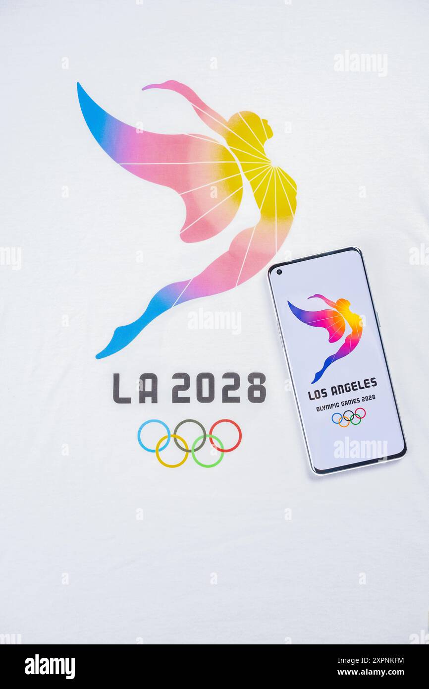 ZHONGSHAN Chine-juillet 29,2024:mobile et moniteur du logo des Jeux Olympiques de Los Angeles 2028 à composition verticale. Banque D'Images