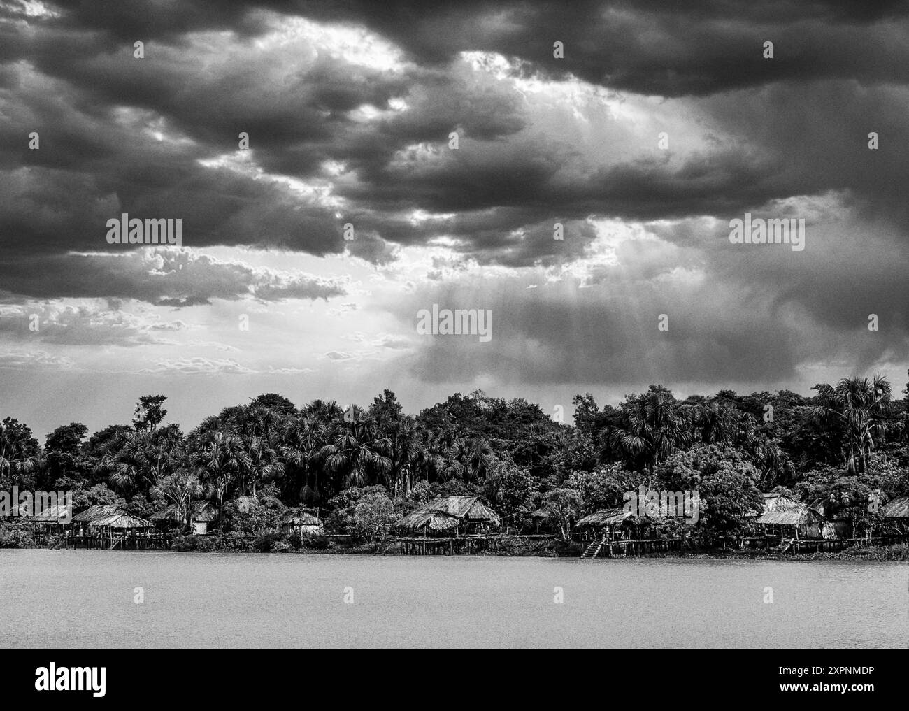 Maisons sur pilotis. Sur les rives du delta de l'Orénoque, État du Delta Amacuro, Venezuela Banque D'Images
