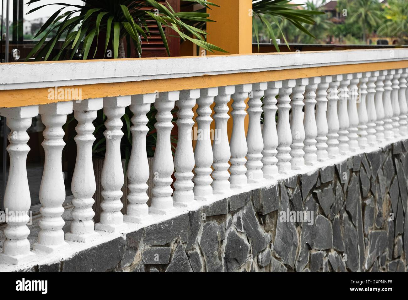 Colonne de ciment piquet de style colonial européen clôture en béton, garde-corps en pierre. Ancienne balustrade italienne classique en béton. Une vieille terrasse de maison avec blanc Banque D'Images