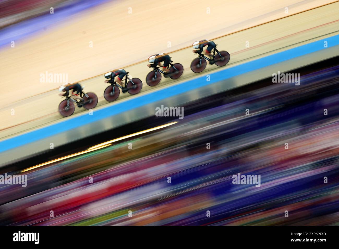 La Grande-Bretagne Elinor Barker, Josie Knight, Anna Morris et Jessica Roberts lors des manches de poursuite par équipe féminine au Vélodrome national de Saint-Quentin-en-Yvelines, le douzième jour des Jeux Olympiques de Paris 2024 en France. Date de la photo : mercredi 7 août 2024. Banque D'Images