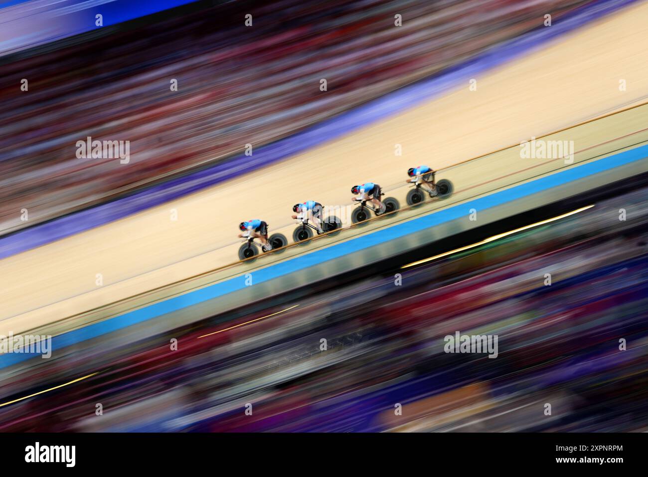 Les Canadiennes Maggie Coles-Lyster, Sarah van Dam, Erin Attwell et Ariane Bonhomme lors des manches de poursuite par équipe féminine au vélodrome national de Saint-Quentin-en-Yvelines, lors de la douzième journée des Jeux olympiques de Paris 2024 en France. Date de la photo : mercredi 7 août 2024. Banque D'Images