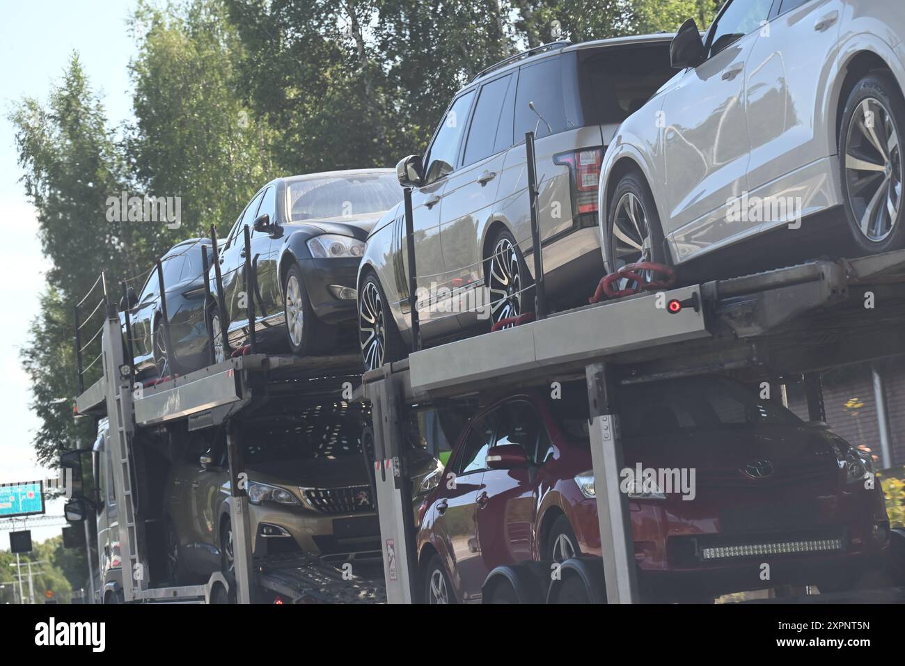 Camion transporteur de voitures transportant des voitures. Banque D'Images