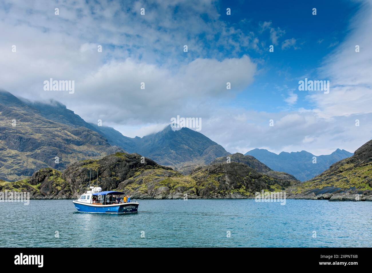 Un bateau touristique sur le Loch na Cuilce, une crique du Loch Scavaig, avec le pic de Sgùrr Dubh Mòr dans les Cuillins derrière. Île de Skye, Écosse, Royaume-Uni. Banque D'Images