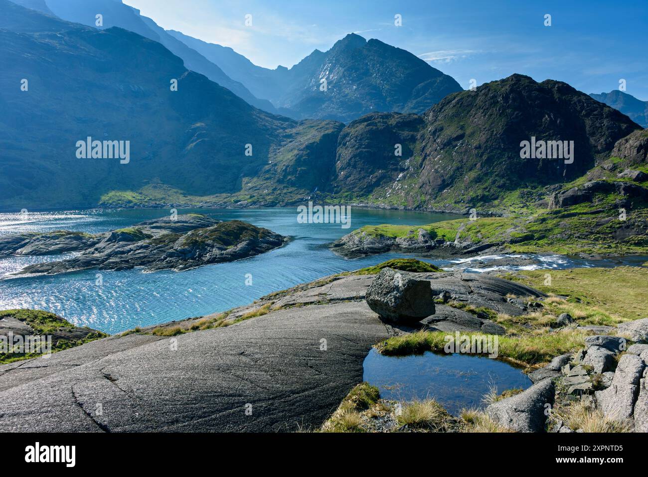 Les montagnes Cuillin au-dessus du Loch na Cuilce, une crique du Loch Scavaig, île de Skye, Écosse, Royaume-Uni. Le pic proéminent au centre est Sgùrr Dubh Mòr. Banque D'Images