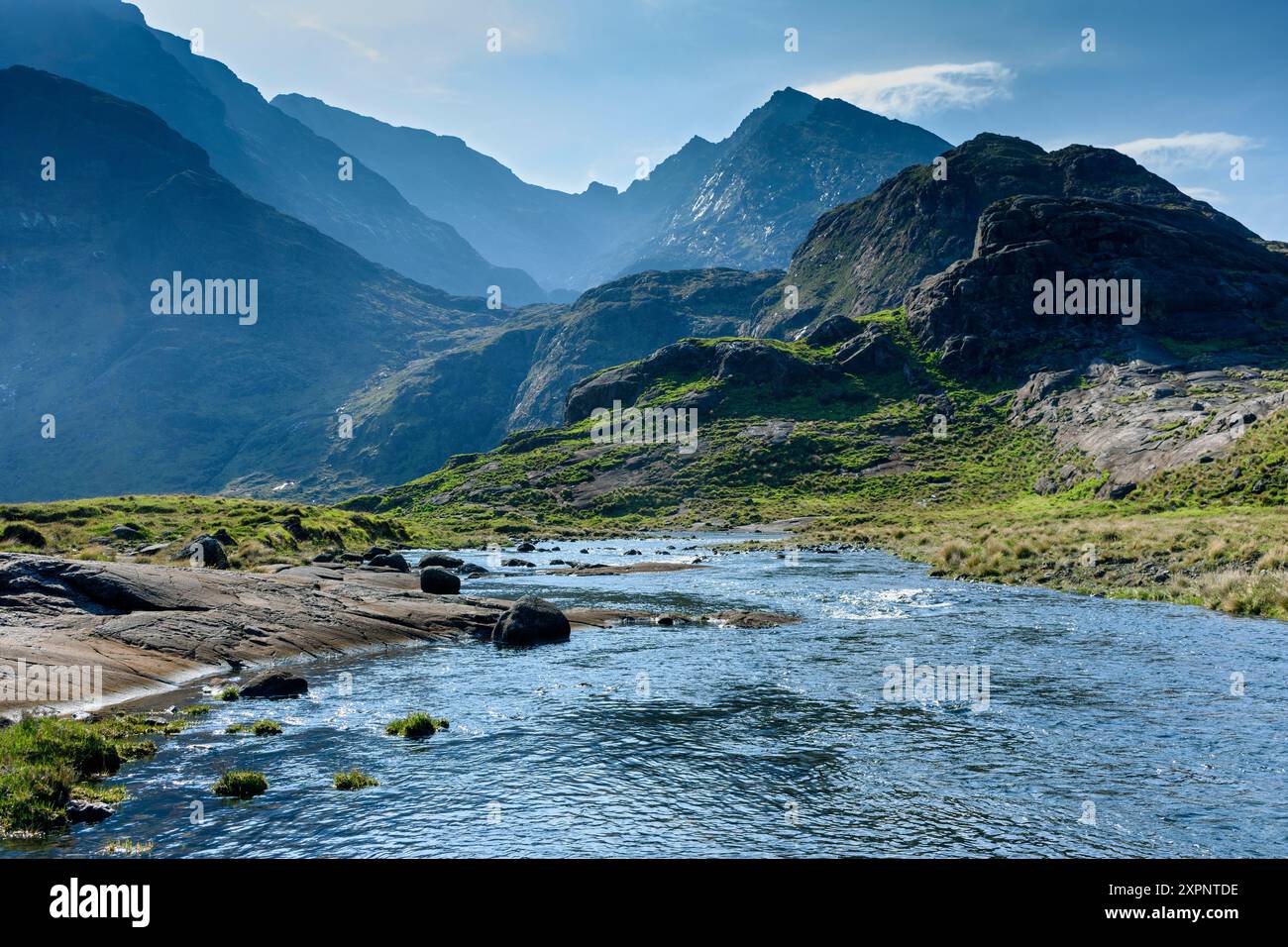 Les montagnes Cuillin au-dessus de la rivière Scavaig, île de Skye, Écosse, Royaume-Uni. Le pic proéminent à droite est Sgùrr Dubh Mòr. Banque D'Images