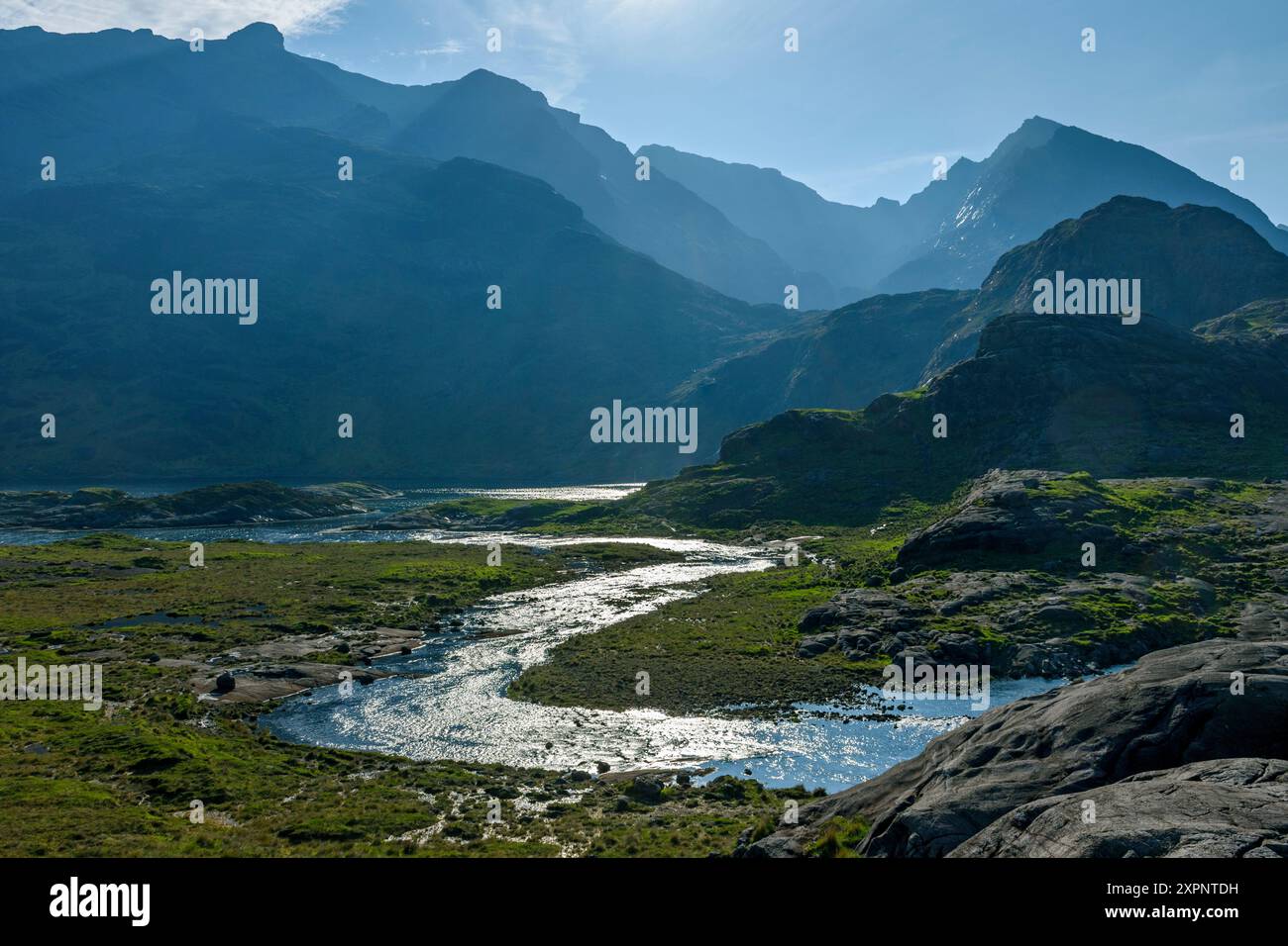 Les montagnes Cuillin au-dessus de la rivière Scavaig, île de Skye, Écosse, Royaume-Uni. Le pic proéminent à droite est Sgùrr Dubh Mòr. Banque D'Images