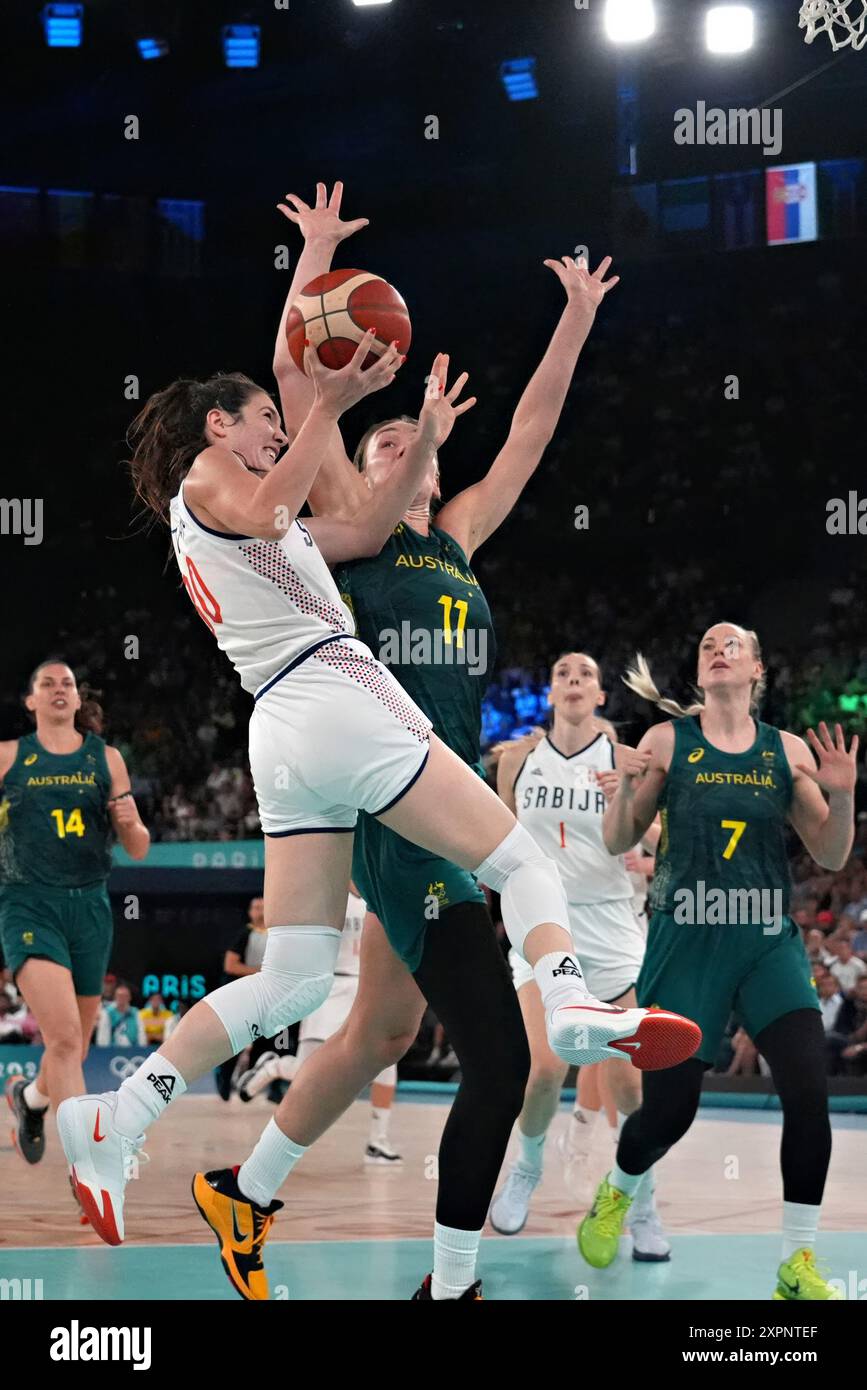 Paris, France. 07 août 2024. Alanna Smith (11 ans) d'Australie se déplace pour bloquer Aleksandra Katanbic (30 ans) de Serbie lors du quart de finale de basket-ball féminin Australie - Serbie lors des Jeux Olympiques de Paris 2024 au Bercey Arena à Paris, France, le mercredi 7 août 2024. Photo de Richard Ellis/UPI crédit : UPI/Alamy Live News Banque D'Images