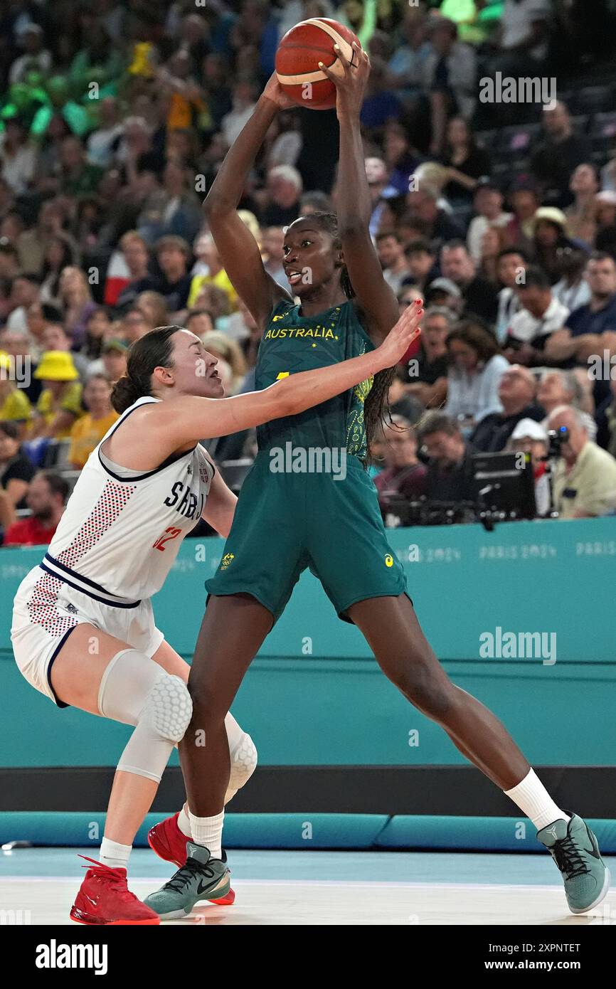 Paris, France. 07 août 2024. Ezi Magbegor (13 ans), de l'Australie, cherche à dépasser Angela Dugalic (32 ans) de Serbie lors du quart de finale de basket-ball féminin Australie - Serbie lors des Jeux Olympiques de Paris 2024 à la Bercey Arena à Paris, France, le mercredi 7 août 2024. Photo de Richard Ellis/UPI crédit : UPI/Alamy Live News Banque D'Images