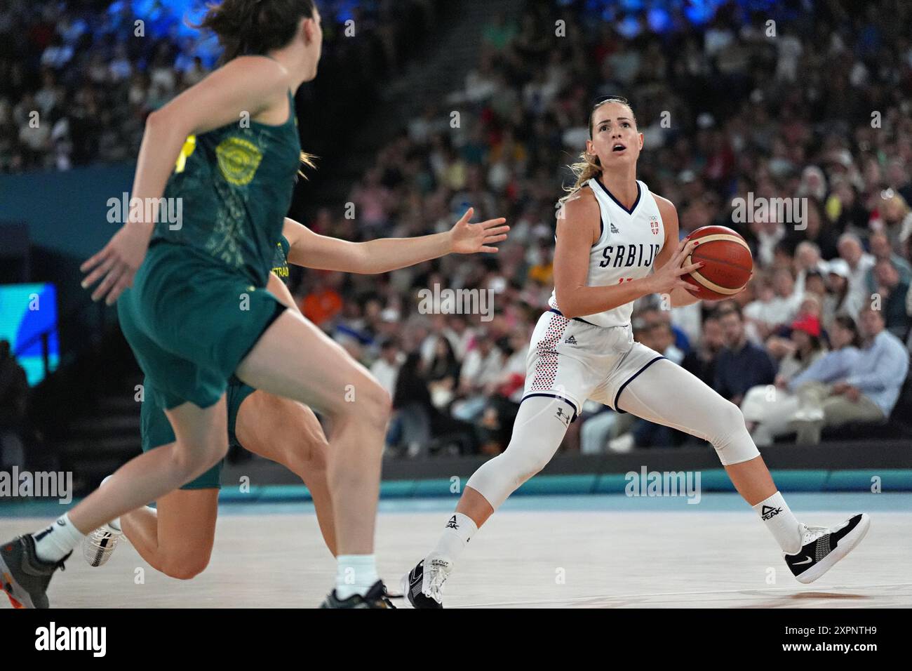 Paris, France. 07 août 2024. Jovana Nogic (17 ans) de Serbie cherche le tir alors que Jade Melbourne (2 ans) de l'Australie se déplace pour bloquer le match de quart de finale de basket-ball féminin Australie - Serbie lors des Jeux Olympiques de Paris 2024 à la Bercey Arena à Paris, France, le mercredi 7 août 2024. Photo de Richard Ellis/UPI crédit : UPI/Alamy Live News Banque D'Images