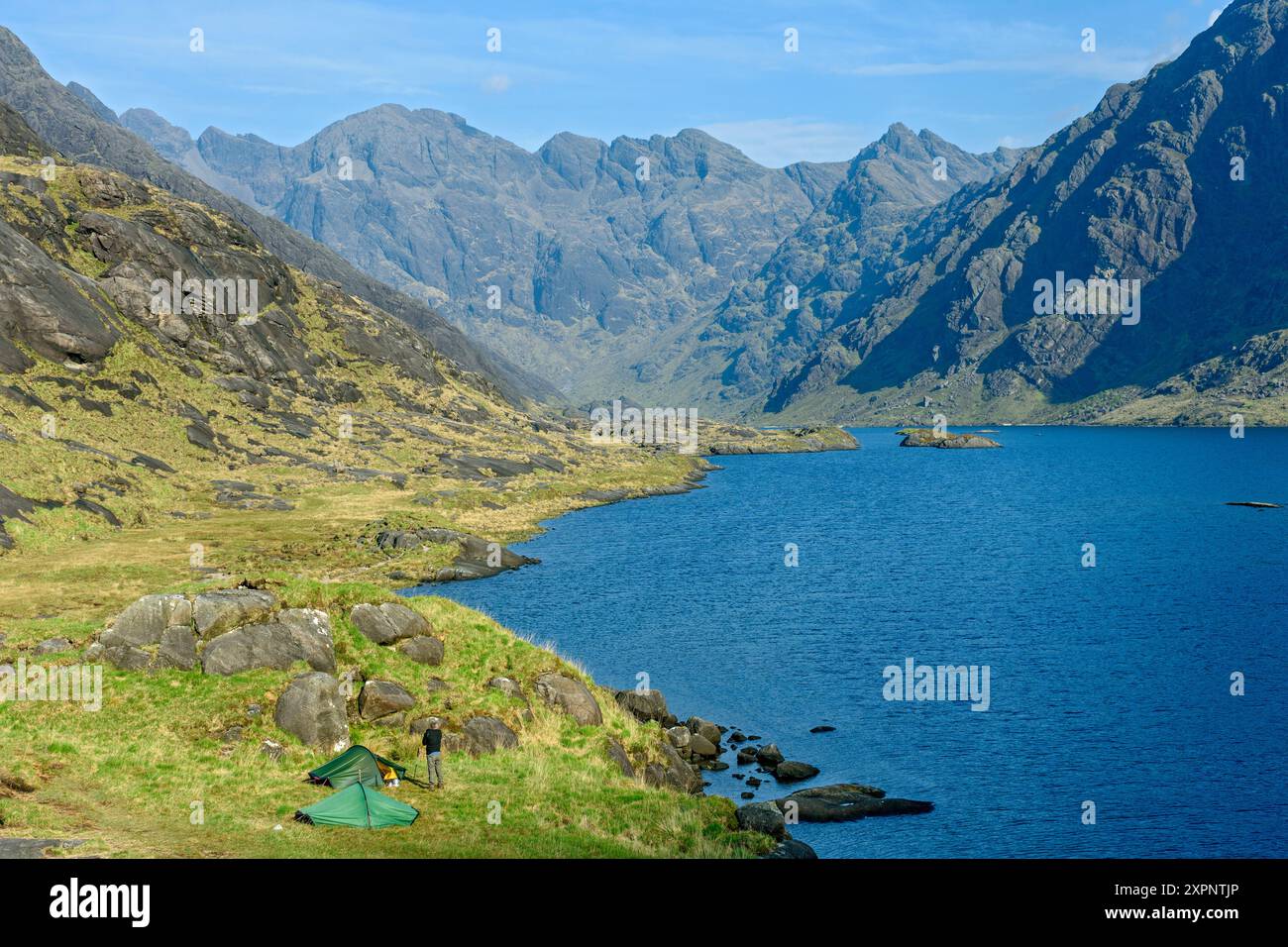 Deux petites tentes à côté du Loch Coruisk avec les montagnes Cuillin derrière, île de Skye, Écosse, Royaume-Uni. Banque D'Images