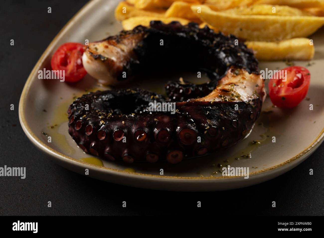 Délicieux poulpe grillé gourmand sur assiette. Fond de fruits de mer. Banque D'Images