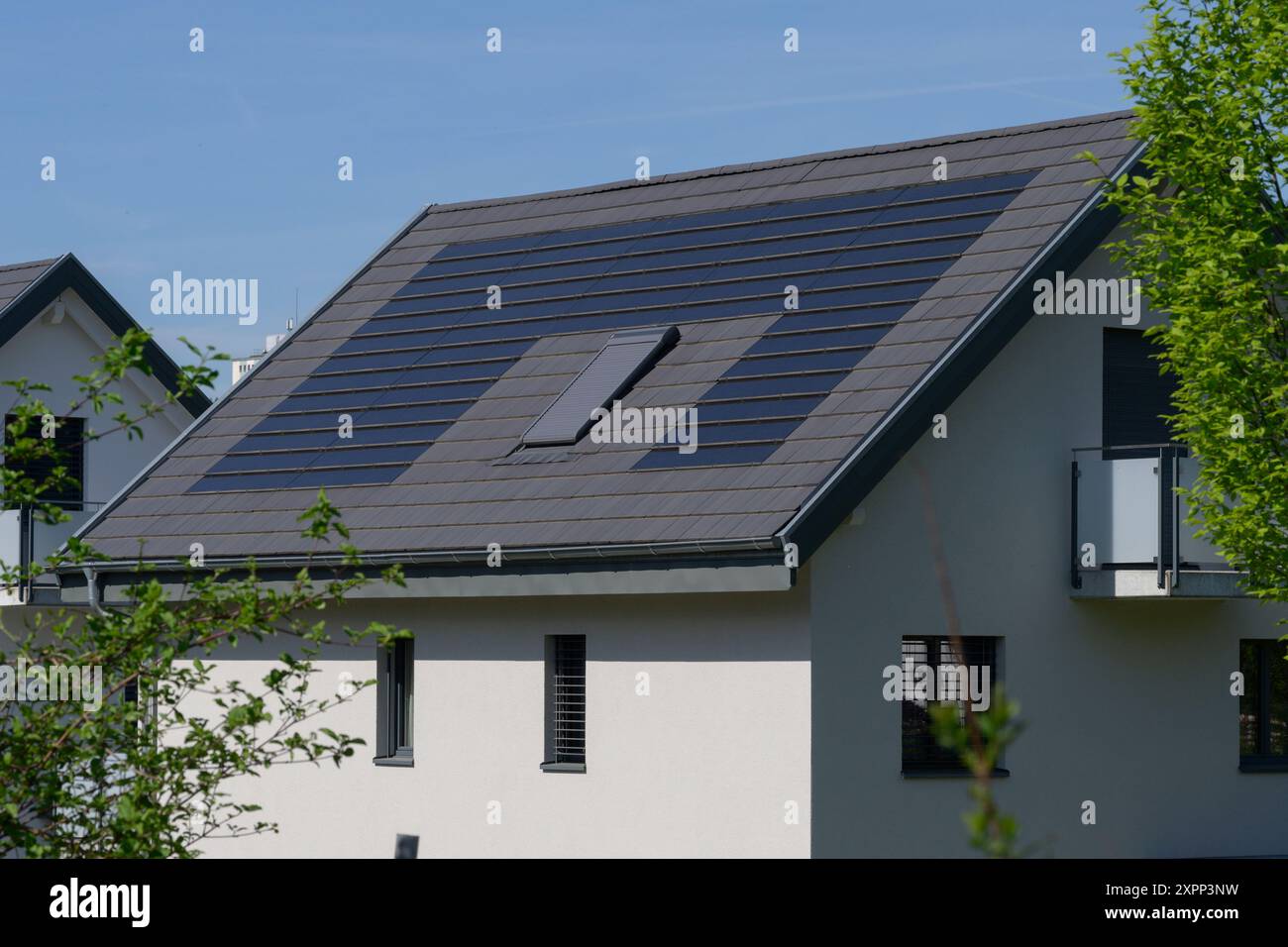 Système photovoltaïque (en toiture) sur une partie du toit d'une maison. Banque D'Images