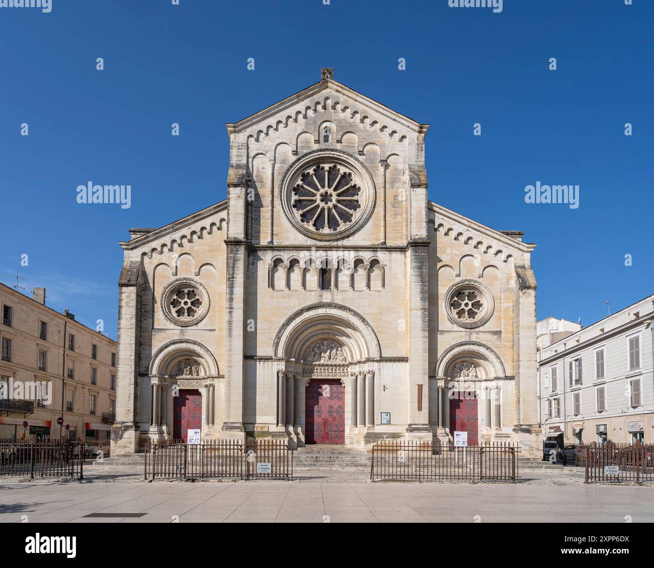 Nîmes, Gard, France - 08 04 2024 : vue de la façade néo-romaine de l'ancienne église Saint-Paul en été Banque D'Images