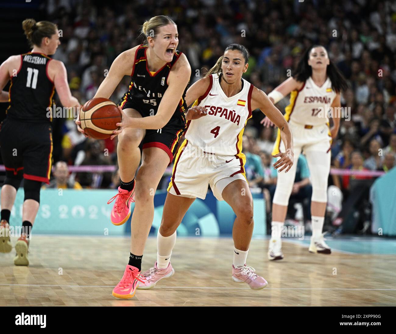 Paris, France. 07 août 2024. La belge Becky Massey se blesse aux pieds droits lors d'un match de basket-ball entre l'Espagne et l'équipe nationale belge The Belgian Cats, un match de quart de finale du tournoi féminin aux Jeux Olympiques de Paris 2024, le mercredi 07 août 2024 à Paris, France. Les Jeux de la XXXIIIe Olympiade se déroulent à Paris du 26 juillet au 11 août. La délégation belge compte 165 athlètes en compétition dans 21 sports. BELGA PHOTO JASPER JACOBS crédit : Belga News Agency/Alamy Live News Banque D'Images