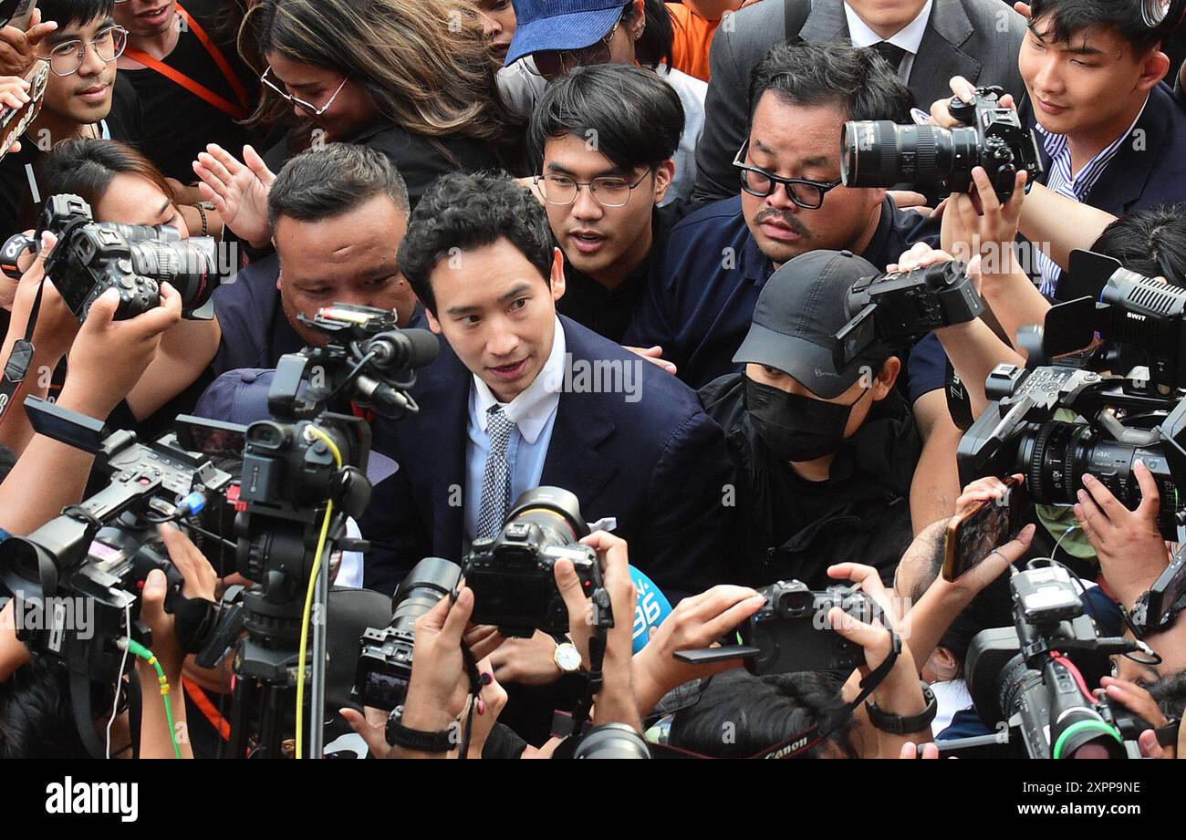 Bangkok, Thaïlande. 7 août 2024. Pita Limjaroenrat (C), ancien chef du Parti Move Forward de Thaïlande, arrive au siège du parti à Bangkok, Thaïlande, le 7 août 2024. La Cour constitutionnelle thaïlandaise a dissous mercredi le principal parti d'opposition Move Forward, jugeant que ses efforts pour amender une loi contre la diffamation de la famille royale du Royaume violaient la constitution. Crédit : Rachen Sageamsak/Xinhua/Alamy Live News Banque D'Images