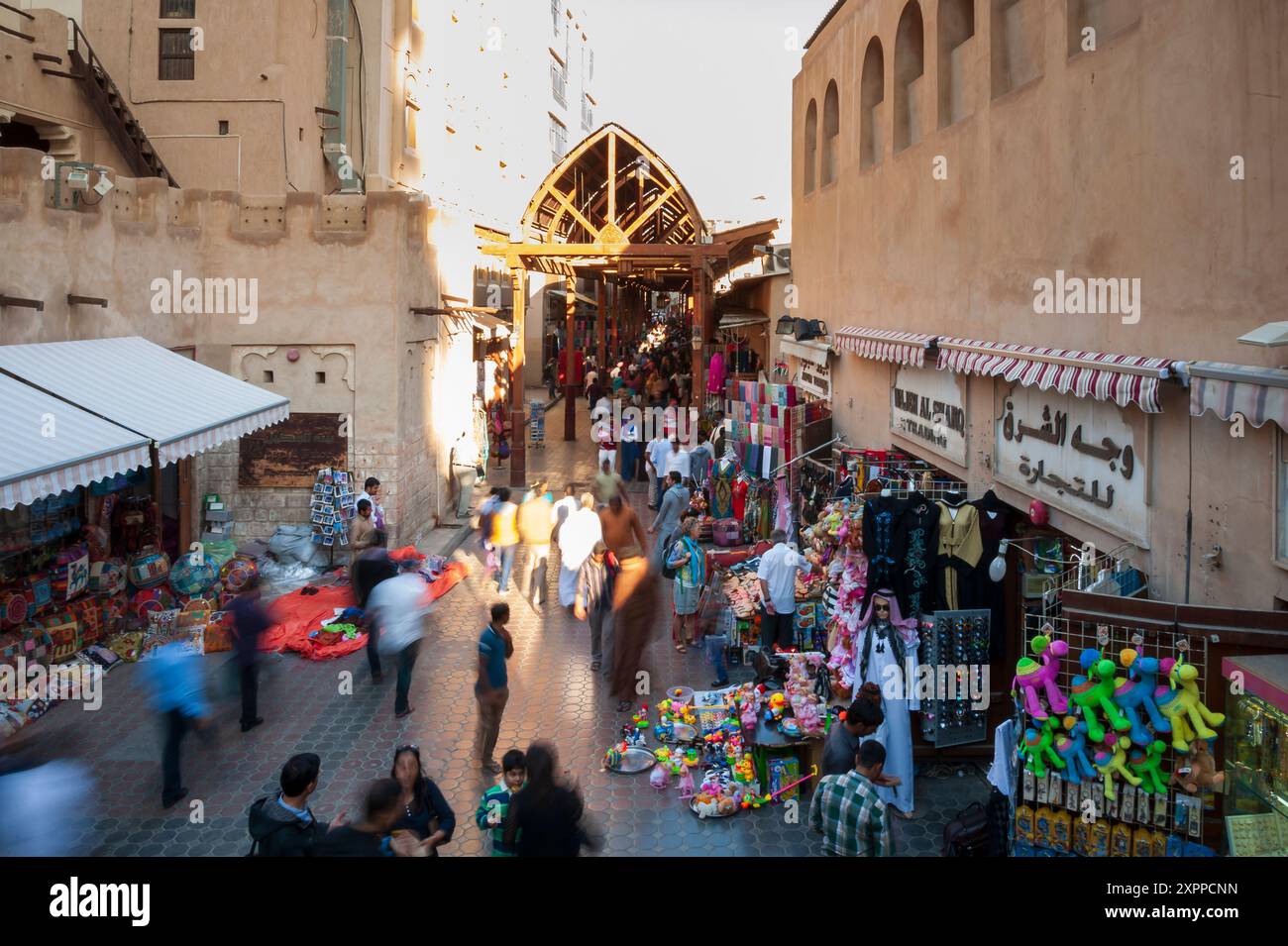 Dubaï, Émirats arabes Unis, 23 janvier 2015. Le Vieux Souk animé de Dubaï, un lieu touristique incontournable au cœur de la ville Banque D'Images