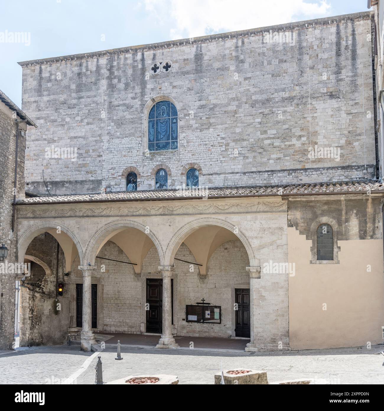 Paysage urbain avec narthex voûté sur la façade de l'église san Giovenale, tourné dans la lumière d'été à Narni, Ombrie, Italie Banque D'Images