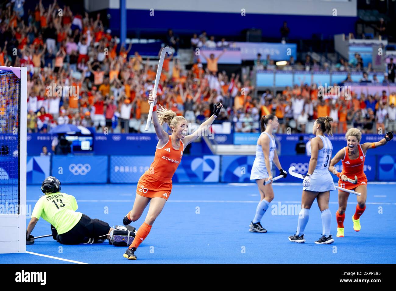 PARIS - les hollandaises applaudissent après que Laura Nunnink ait marqué lors de la demi-finale de hockey contre l'Argentine aux Jeux olympiques. Banque D'Images