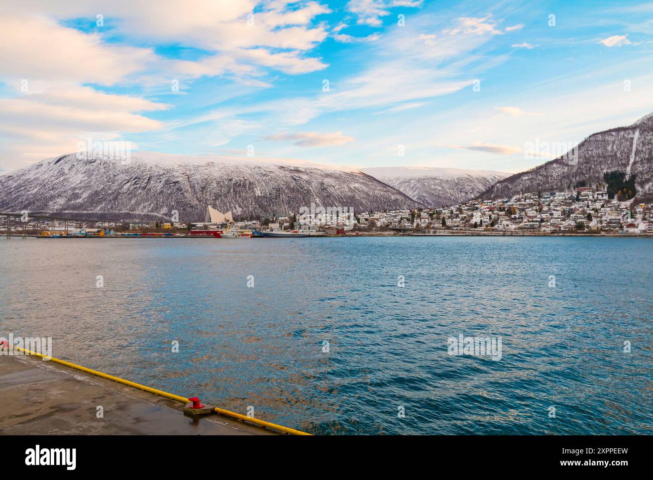 Vue sur une marina et le port à Tromso, Norvège du Nord. Tromso est considérée comme la ville la plus septentrionale du monde avec une population de plus de 50 000 habitants Banque D'Images