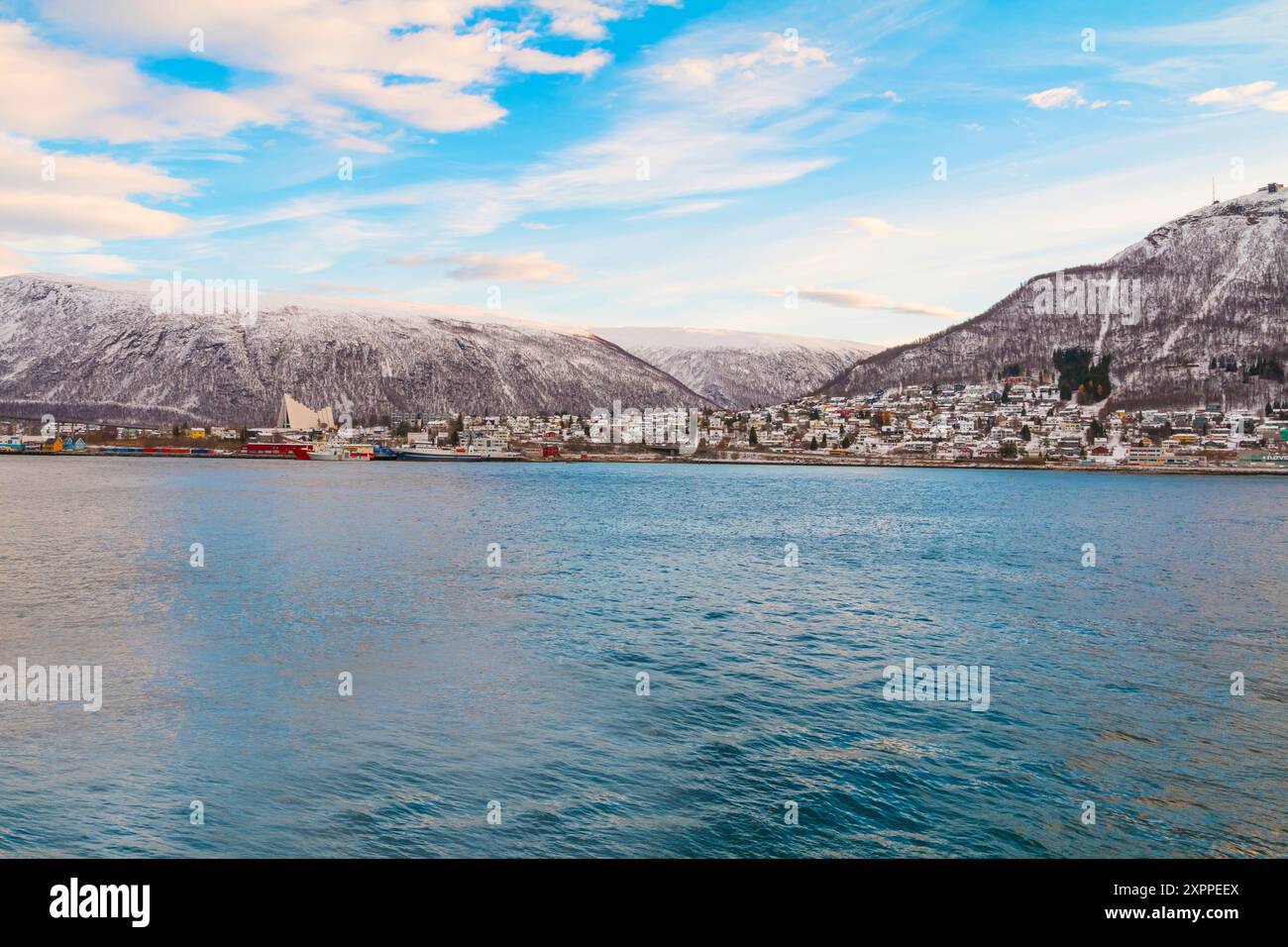 Vue sur une marina et le port à Tromso, Norvège du Nord. Tromso est considérée comme la ville la plus septentrionale du monde avec une population de plus de 50 000 habitants Banque D'Images