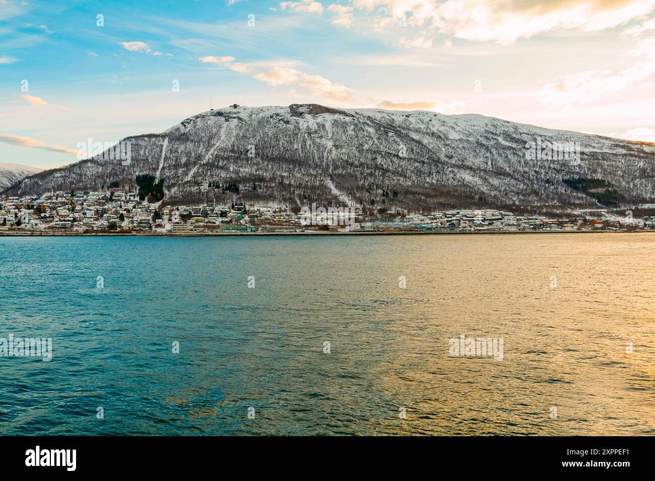 Vue sur une marina et le port à Tromso, Norvège du Nord. Tromso est considérée comme la ville la plus septentrionale du monde avec une population de plus de 50 000 habitants Banque D'Images