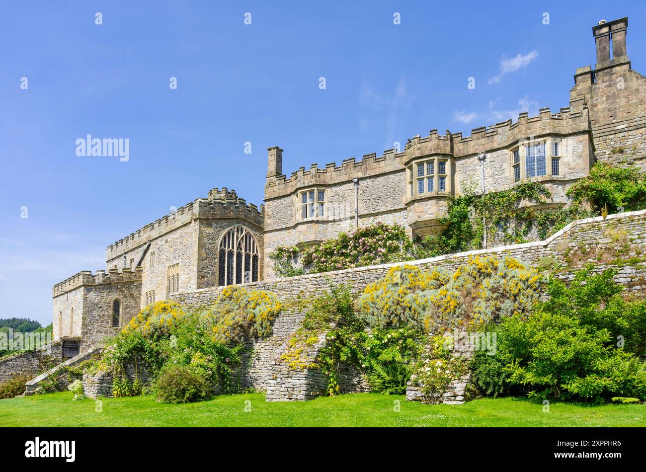 Haddon Hall Derbyshire - Haddon Hall chapelle et mur de jardin contrefort English Country House près de Bakewell Derbyshire Peak District Angleterre Royaume-Uni GB Europe Banque D'Images