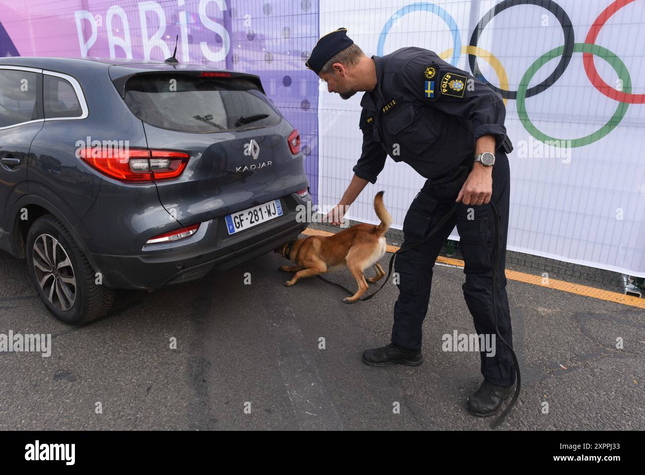 *** STRICTEMENT PAS DE VENTE AUX MÉDIAS OU ÉDITEURS FRANÇAIS - DROITS RÉSERVÉS ***25 juillet 2024 - Paris, France : L'officier de police suédois Fredrik et Max, un malinois belge de 3 ans formé à la détection d'explosifs, vérifient un véhicule. Une équipe suédoise de détection d’explosifs canins est déployée dans la zone des Invalides, l’un des sites clés des Jeux Olympiques, la veille de la cérémonie d’ouverture. Banque D'Images