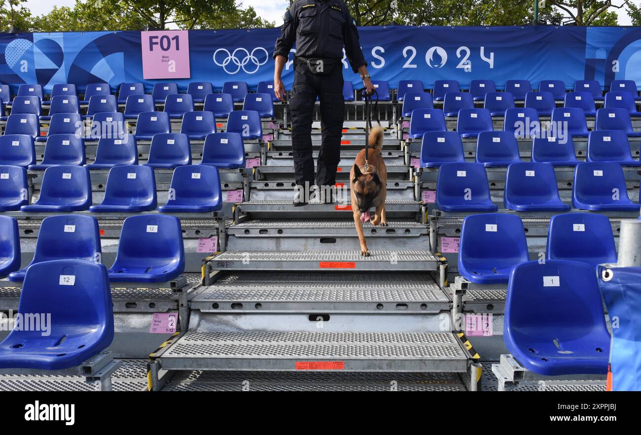 *** STRICTEMENT AUCUNE VENTE AUX MÉDIAS OU ÉDITEURS FRANÇAIS - DROITS RÉSERVÉS ***25 juillet 2024 - Paris, France : L'officier de police suédois Fredrik et Max, un malinois belge de 3 ans formé à la détection d'explosifs, vérifient les places des spectateurs près de la Seine. Une équipe suédoise de détection d’explosifs canins est déployée dans la zone des Invalides, l’un des sites clés des Jeux Olympiques, la veille de la cérémonie d’ouverture. Banque D'Images