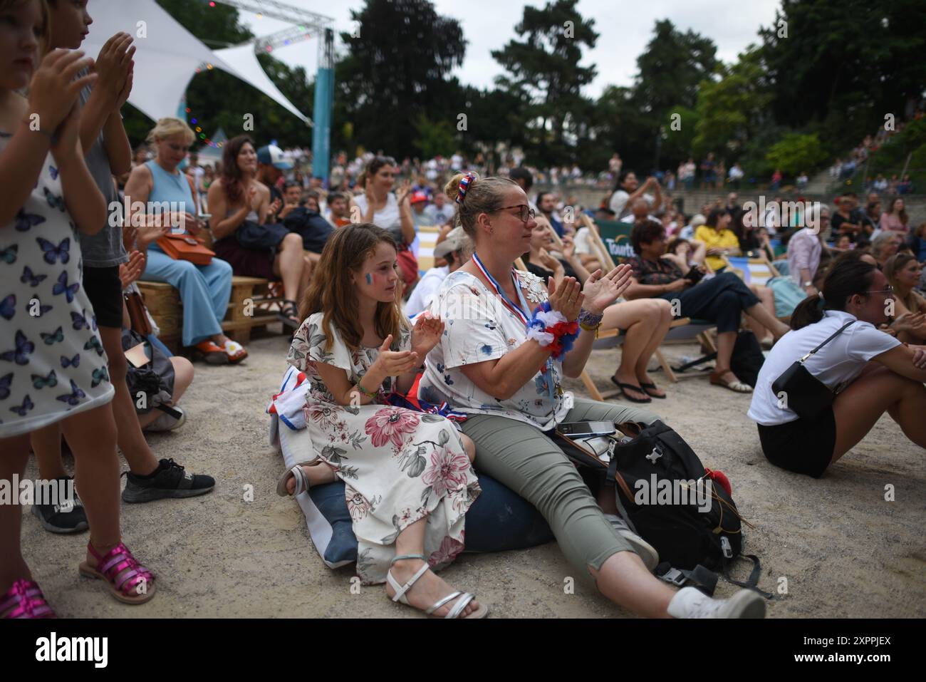 *** STRICTEMENT PAS DE VENTE AUX MÉDIAS OU ÉDITEURS FRANÇAIS - DROITS RÉSERVÉS ***3 août 2024 - Paris, France : des centaines de personnes se rassemblent dans les Arènes de Lutece, un amphithéâtre gallo-romain où une zone de fans a été mise en place pendant les Jeux Olympiques. Banque D'Images