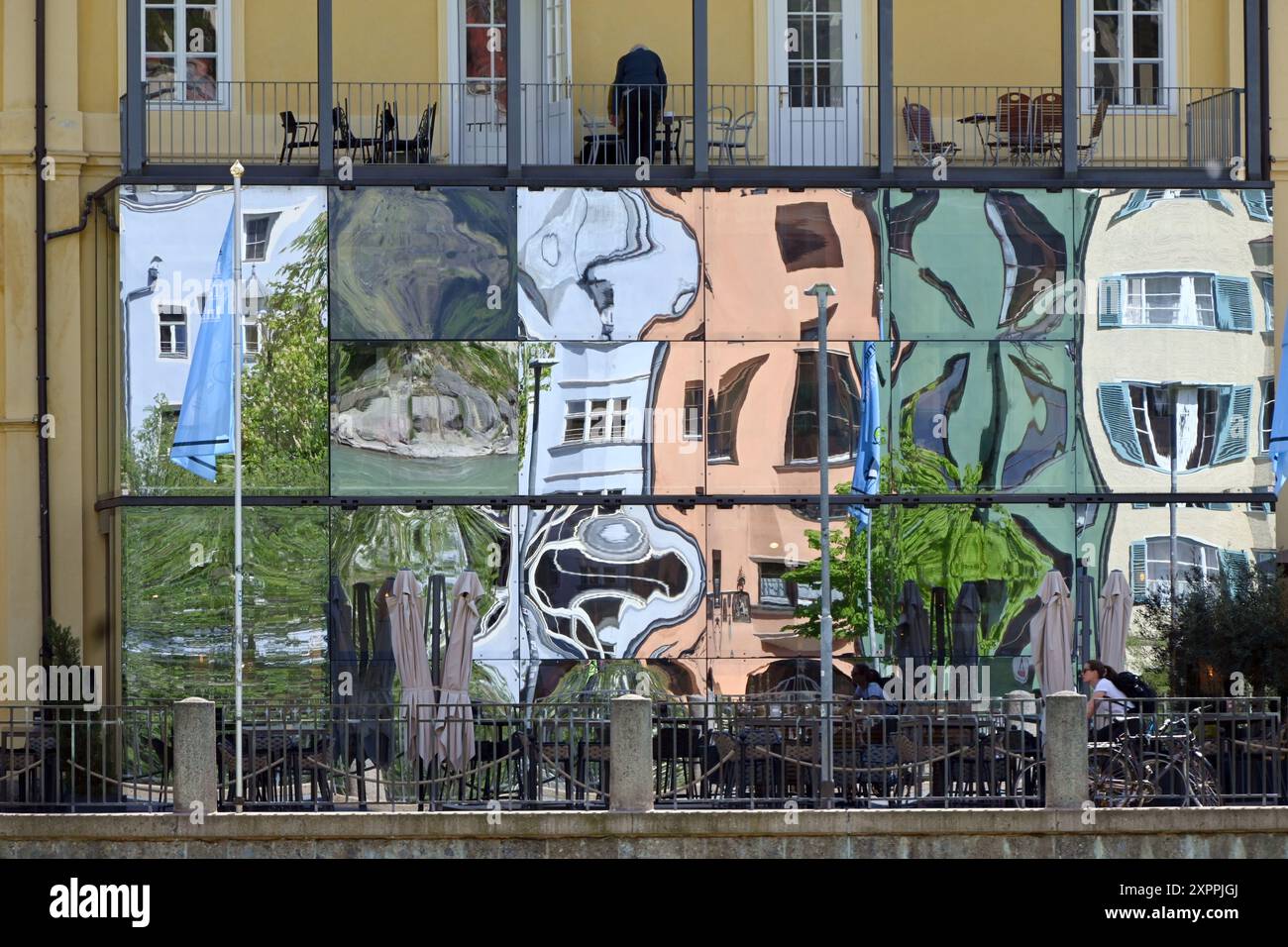 Réflexion sur la rivière Inn, vieille ville d'Innsbruck, Tyrol, Autriche Banque D'Images