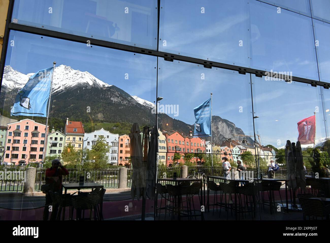 Réflexion sur la rivière Inn, vieille ville d'Innsbruck, Tyrol, Autriche Banque D'Images