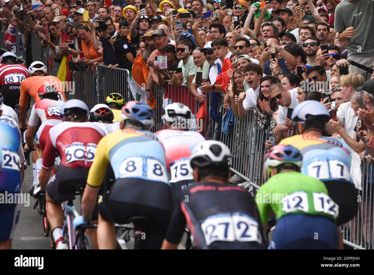 *** STRICTEMENT AUCUNE VENTE AUX MÉDIAS OU ÉDITEURS FRANÇAIS - DROITS RÉSERVÉS ***3 août 2024 - Paris, France : des milliers de personnes sillonnent les rues de Pigalle pour assister à la course olympique cycliste sur route, qui s'est déroulée au cœur de la capitale française. Les organisateurs ont déclaré qu'environ 500 000 personnes se sont rassemblées dans les rues de Paris pour un week-end de cyclisme olympique, pour lequel aucun billet n'était requis. Banque D'Images