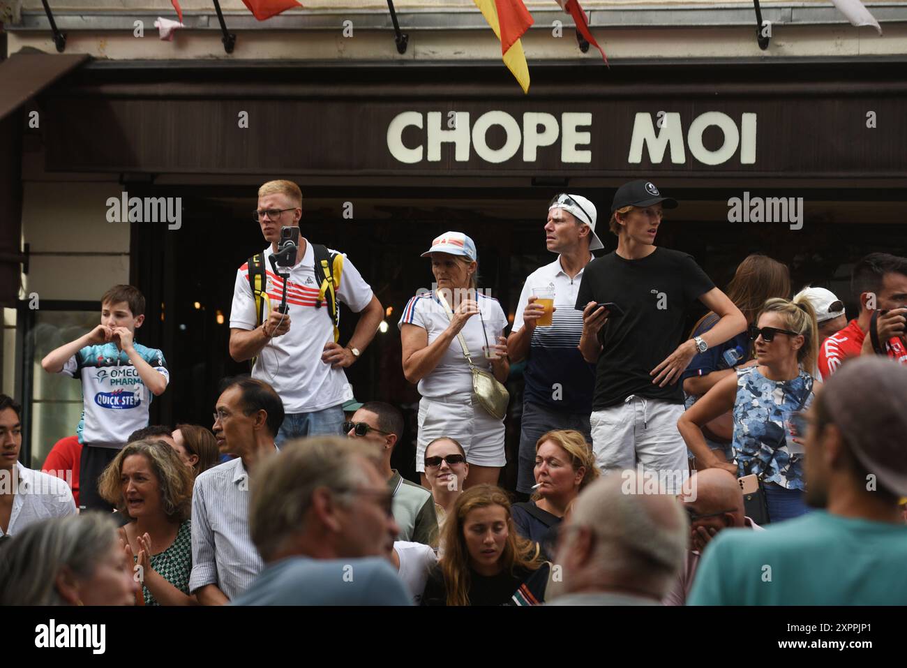 *** STRICTEMENT AUCUNE VENTE AUX MÉDIAS OU ÉDITEURS FRANÇAIS - DROITS RÉSERVÉS ***3 août 2024 - Paris, France : des milliers de personnes sillonnent les rues de Pigalle pour assister à la course olympique cycliste sur route, qui s'est déroulée au cœur de la capitale française. Les organisateurs ont déclaré qu'environ 500 000 personnes se sont rassemblées dans les rues de Paris pour un week-end de cyclisme olympique, pour lequel aucun billet n'était requis. Banque D'Images