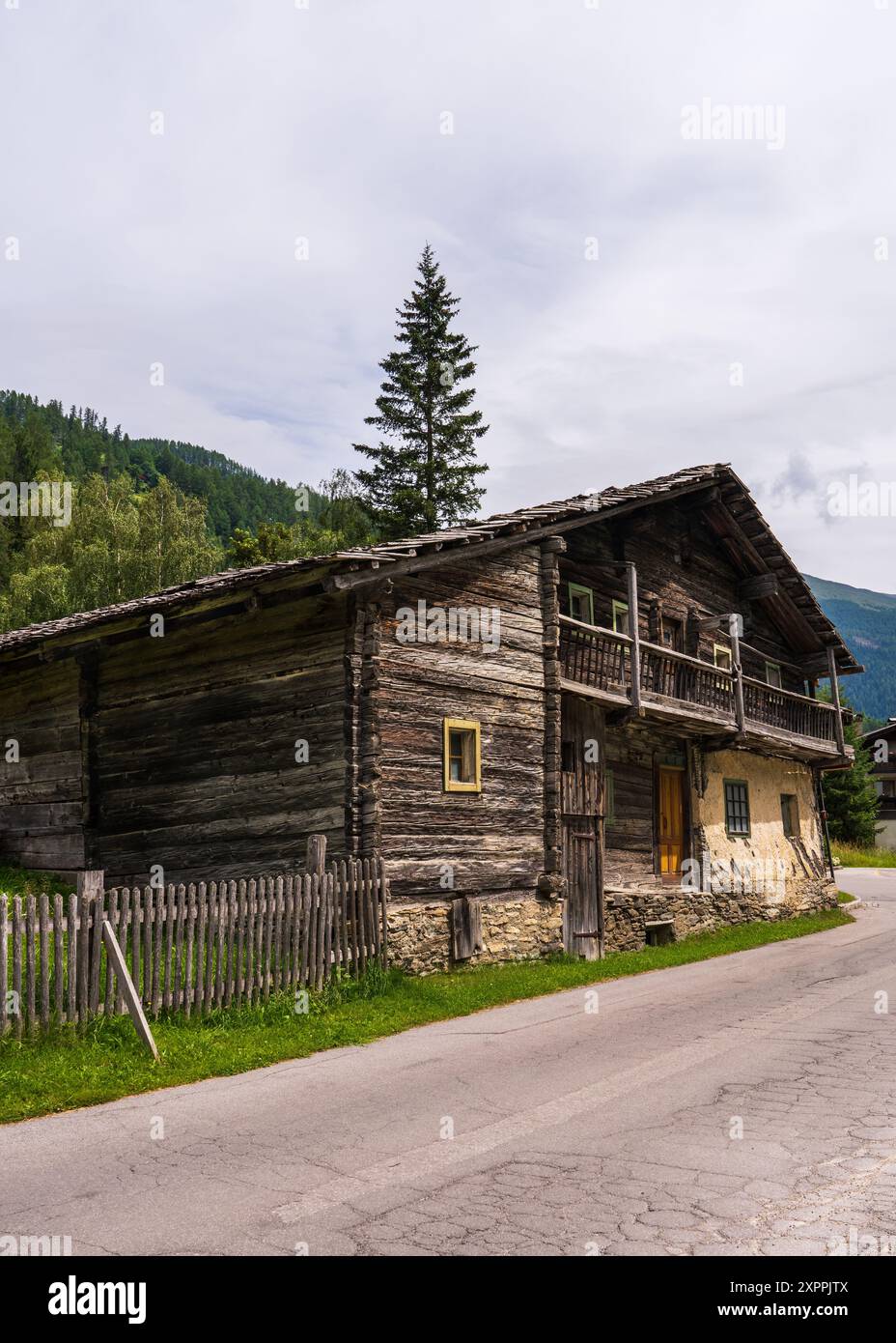 Vieille maison en bois dans un beau paysage de montagne. Heiligenblut en Autriche, Europe. Hohe Tauern. Parc national de Grossglockner. Autriche Banque D'Images