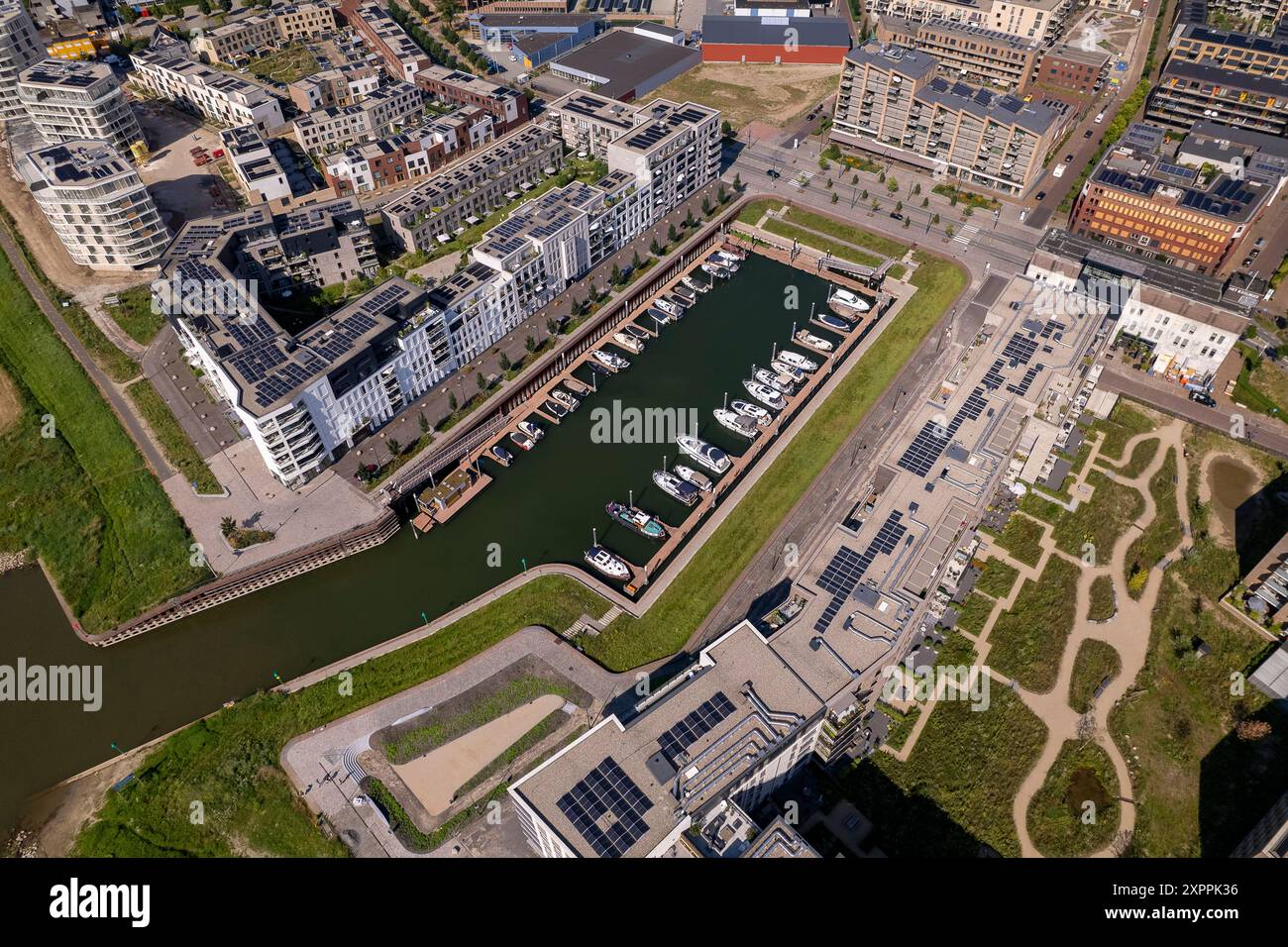 Vue aérienne du port de plaisance de Noorderhaven avec façades extérieures modernes contemporaines d'immeubles d'appartements de chaque côté et quelques bateaux Banque D'Images