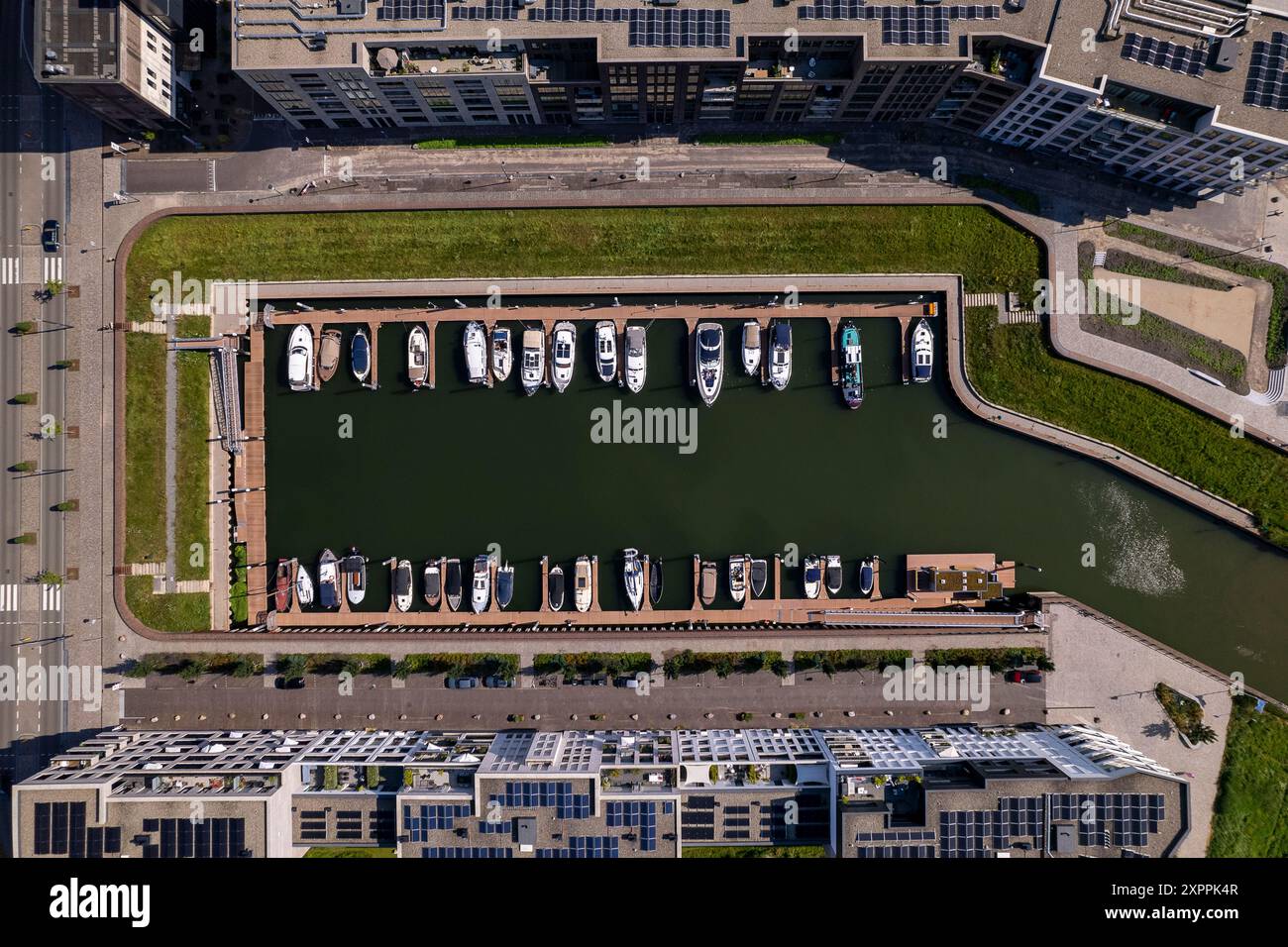 Vue aérienne de haut en bas du port de plaisance de Noorderhaven avec façades extérieures modernes contemporaines d'immeubles d'appartements de chaque côté et quelques bateaux Banque D'Images