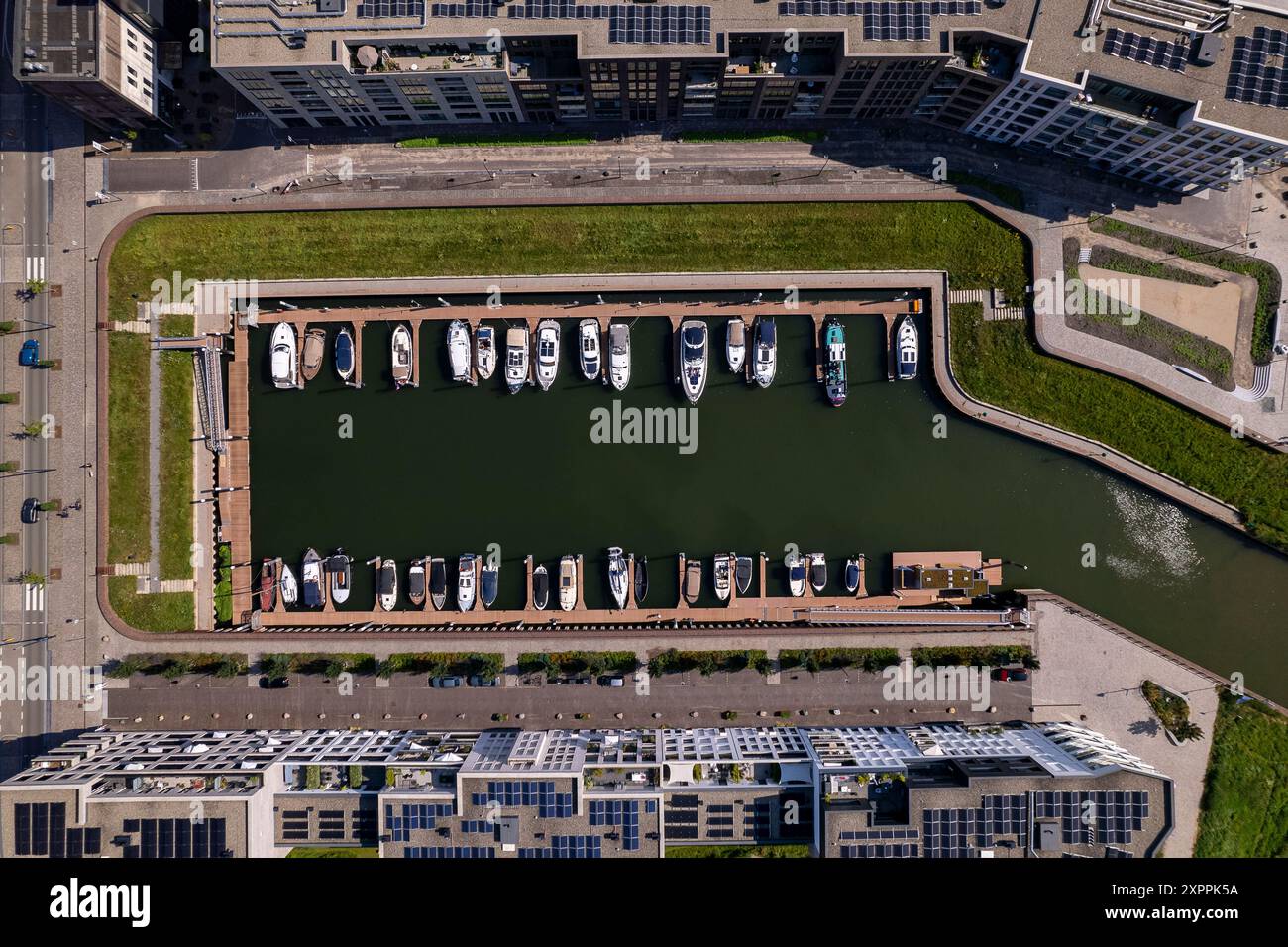 Vue aérienne de haut en bas du port de plaisance de Noorderhaven avec façades extérieures modernes contemporaines d'immeubles d'appartements de chaque côté et quelques bateaux Banque D'Images