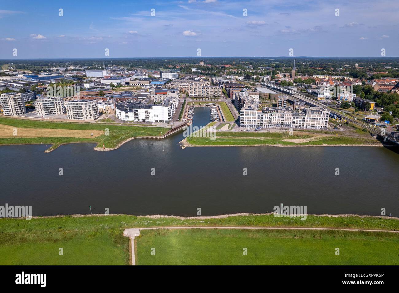 Vue panoramique aérienne large sur le port de plaisance et le chantier de construction de Kade Zuid du nouveau quartier de Noorderhaven le long de la rivière IJssel à Zutphe Banque D'Images